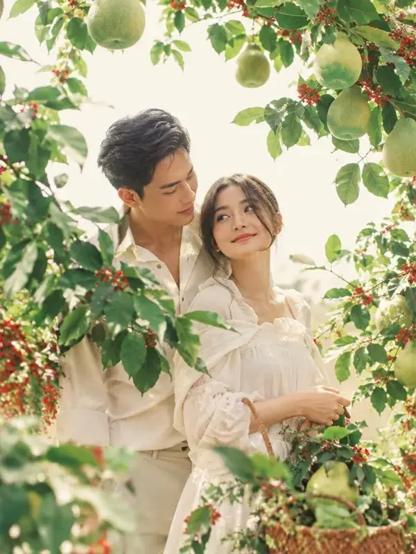 AI剧观看《蜜柚时光》封面海报，男女主角在阳光果园中分享柚子